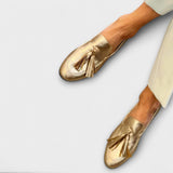 Delphine – metallic glänzende Quasten und Ziersteppungen