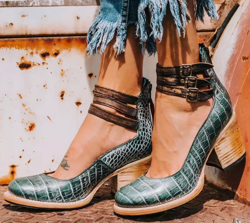 Ginevra - Hochhackige Schuhe mit mehreren Riemen und dicker Sohle